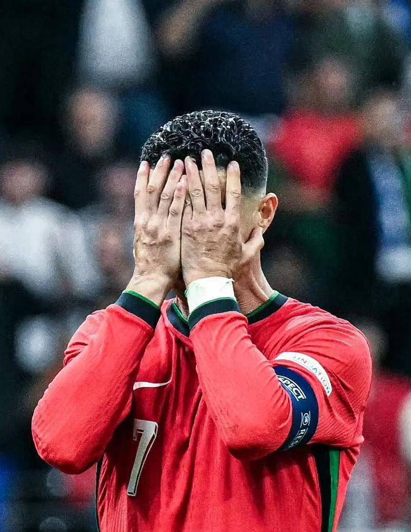 C罗回归赛场，连败首场状态亮眼，皇家马德里观众沸腾！(c罗在皇家马德里)-乐动体育开户地址