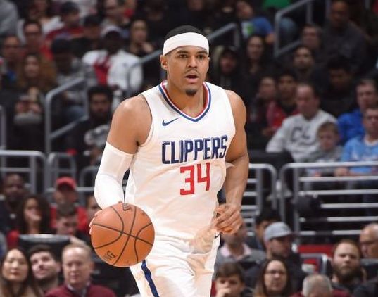  穆古鲁扎关键节点精彩发挥，快船带队取胜！-乐动体育开户地址